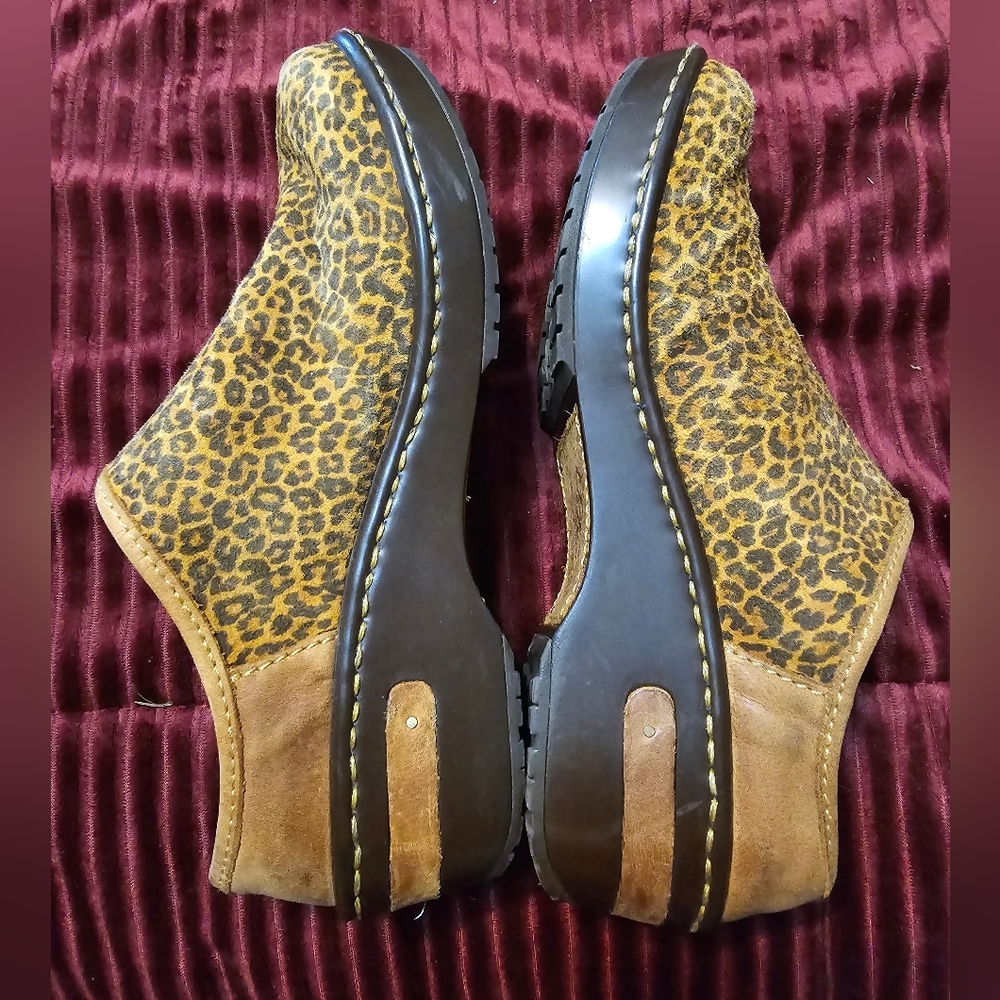BORN Handcrafted Footwear Womens Leather Brown Slip-on Professional Clogs Size 6